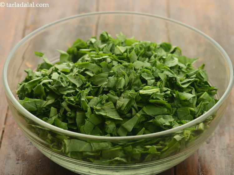 स्टेप 4 – बहते पानी के नीचे उन्हें अच्छी तरह से धोएं, काटें …