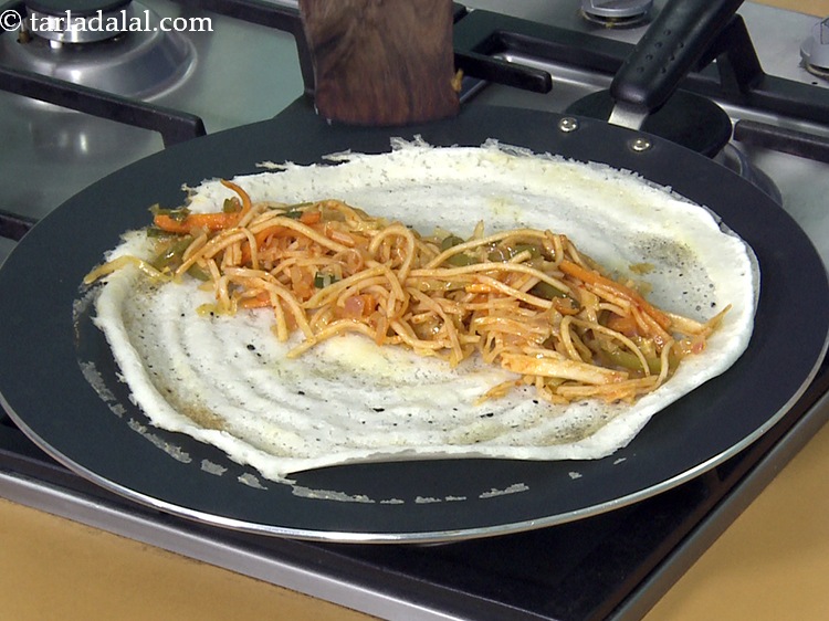 स्टेप 24 – बीच में शेजवान चॉप्सी का एक भाग रखें।