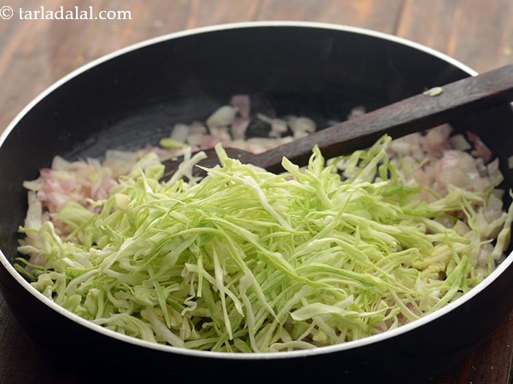 स्टेप 6 – बारीक लंबी कटी हुई पत्तागोभी डालें।