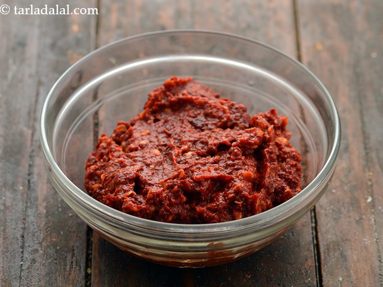 Step 11 – Transfer <strong>Chinese schezuan sauce</strong> in a bowl and keep aside.&nbsp;