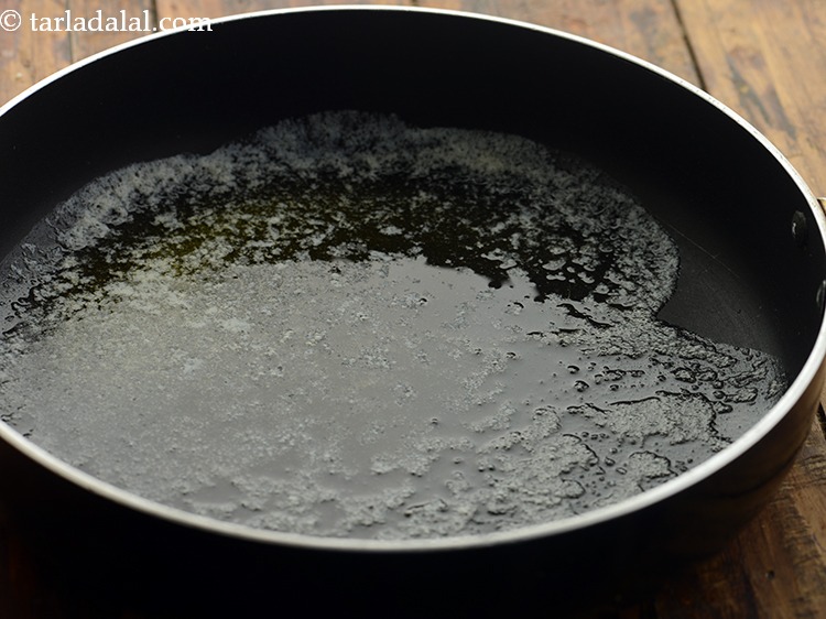 स्टेप 23 – <strong>शेजवान नूडल्स</strong> पकाने के लिए, एक चौड़े नॉन-स्टिक पैन में …