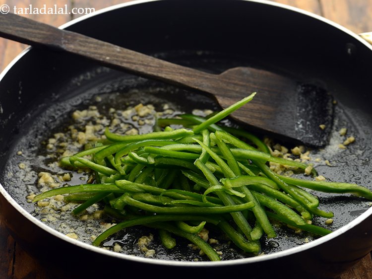 स्टेप 25 – शिमला मिर्च डालें।