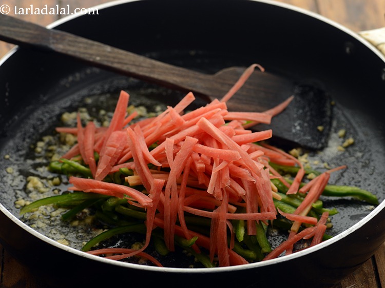 स्टेप 26 – गाजर डालें।