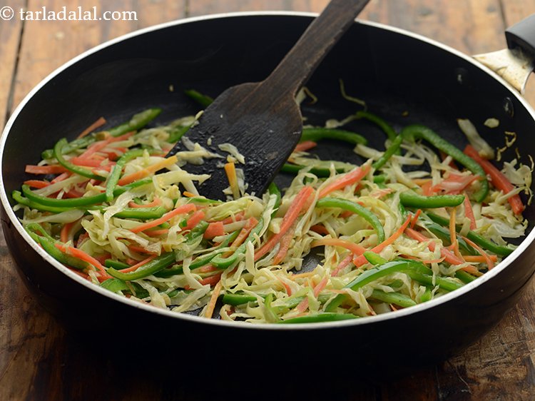 स्टेप 28 – तेज आंच पर २ से ३ मिनट के लिए भून …