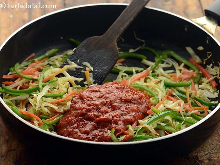 स्टेप 29 – शेज़वान सॉस डालें। स्टेप बाई स्टेप इमेज के साथ इस …