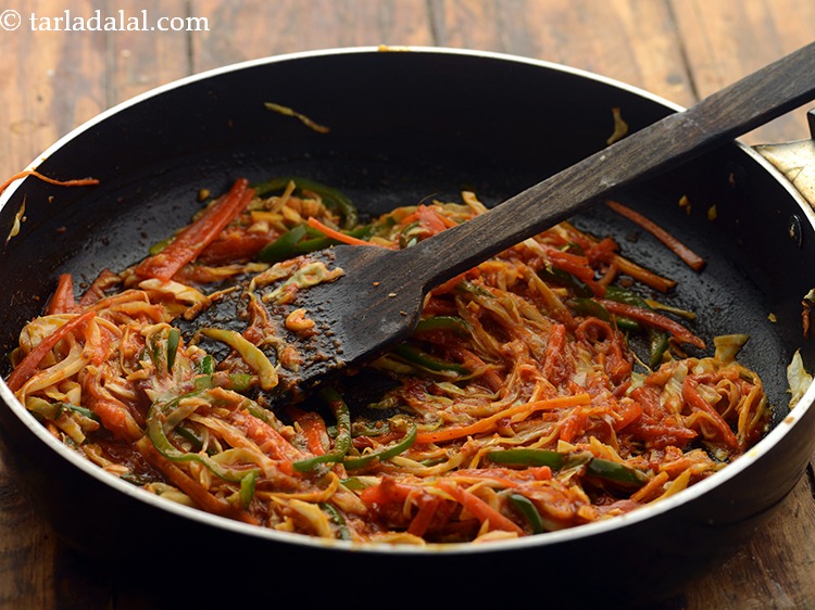 स्टेप 30 – अच्छी तरह से मिलाएं और मध्यम आंच पर बीच-बीच में …