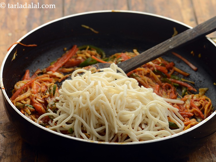 स्टेप 31 – नूडल्स और नमक डालें।