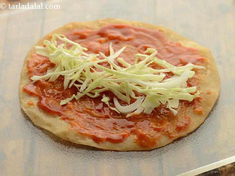 स्टेप 36 – इसके ऊपर २ टेबलस्पून पत्तागोभी फैलाएं।