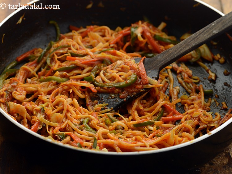 स्टेप 32 – दो चम्मच का उपयोग करके अच्छी तरह से टॉस करें …