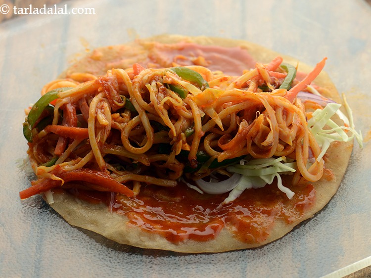 स्टेप 38 – १/२ कप तैयार शेजवान नूडल्स का स्टफिंग फैलाएं।