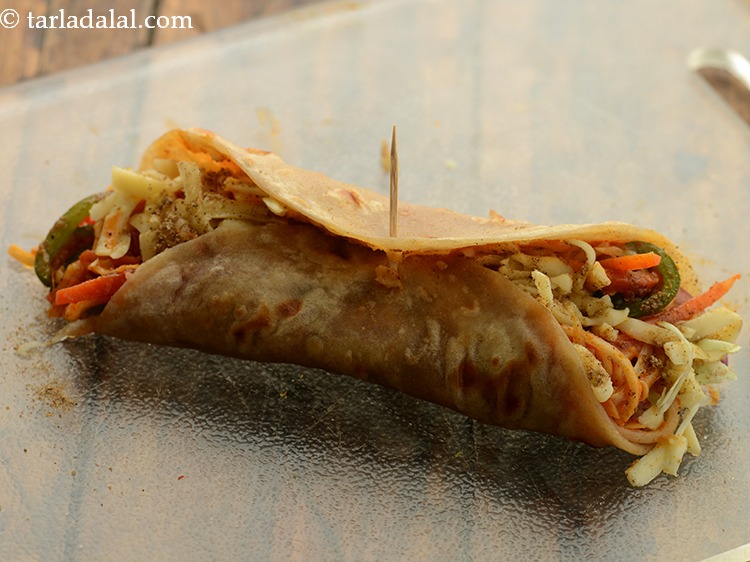 स्टेप 41 – इसे कसकर रोल करें। एक टिशू पेपर में लपेटें।