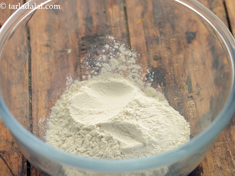 स्टेप 1 – <strong>नूडल्स फ्रेंकी रेसिपी</strong> के लिए रोटी बनाने के लिए | …