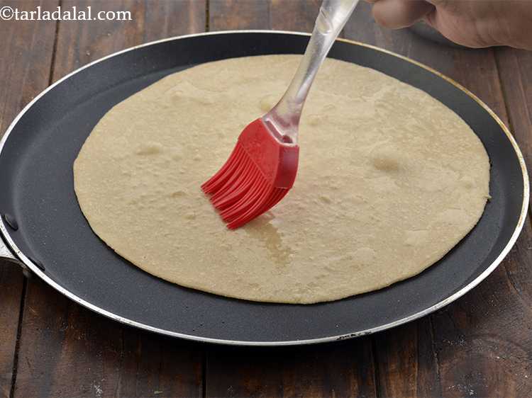 स्टेप 9 – थोड़ा मक्खन लगाएं। बहुत ज्यादा मक्खन न लगाएं वरना रोटी …