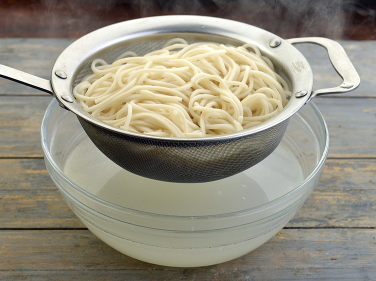 स्टेप 18 – आंच से उतार लें और सभी अतिरिक्त पानी को छान …