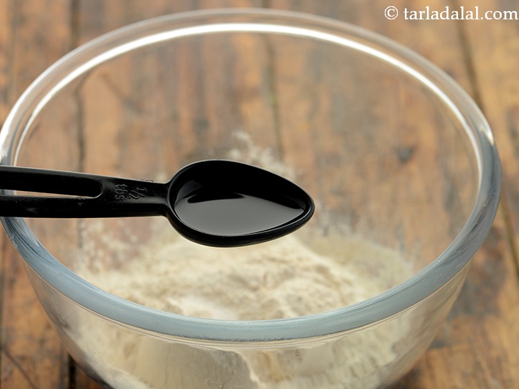 स्टेप 3 – तेल और स्वादअनुसार नमक डालें।