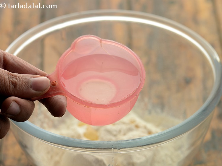 स्टेप 4 – सभी सामग्री को संयोजित करने के लिए धीरे-धीरे पानी डालें।