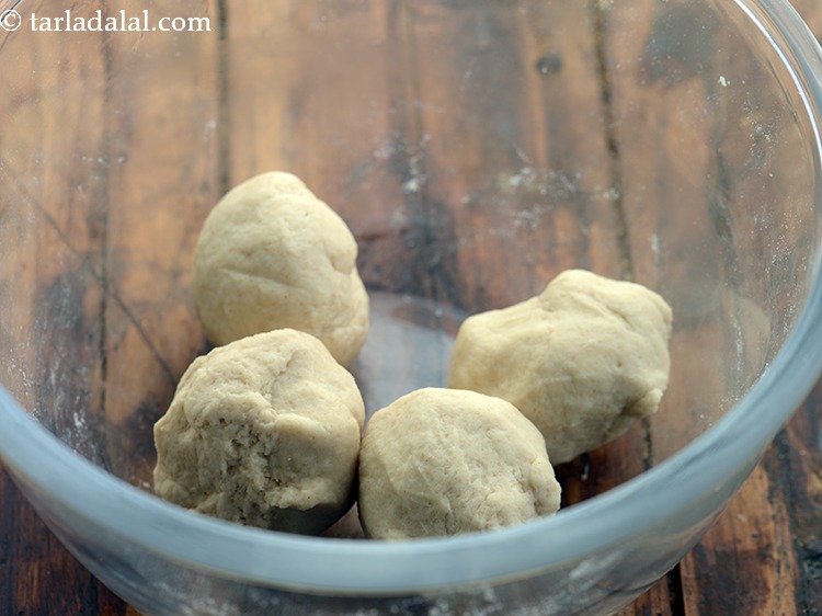 स्टेप 6 – आटे को ४ बराबर भागों में विभाजित करें।