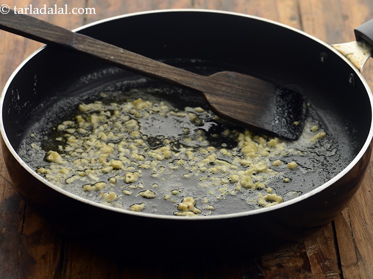 स्टेप 24 – लहसुन डालें और मध्यम आंच पर कुछ सेकंड के लिए …