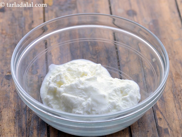 स्टेप 2 – <strong>पनीर सेज़वान सैंडवि</strong>च के लिए मिक्स करके सार क्रीम बनाने …