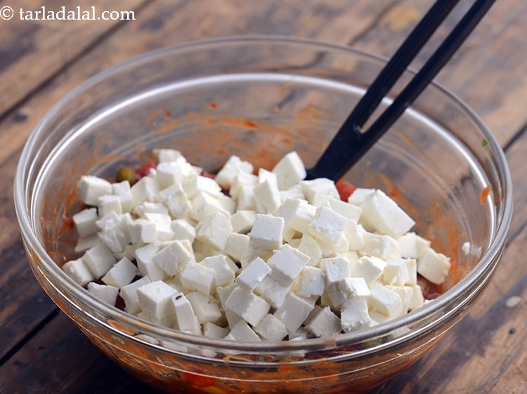 स्टेप 11 – अब पनीर डालें। घर पर पनीर बनाना बहुत आसान है …