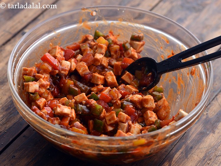 स्टेप 12 – धीरे से मिलाएं और हमारा पनीर सेज़वान का भरवां मिश्रण …