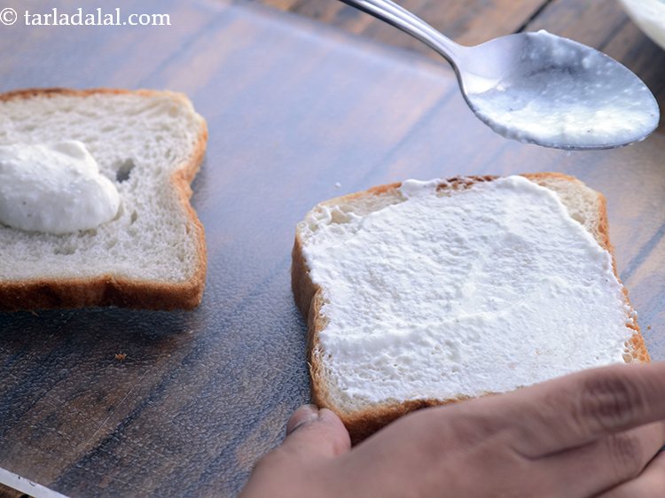 स्टेप 14 – दोनों ब्रेड स्लाइस पर सार क्रीम का एक भाग फैला …