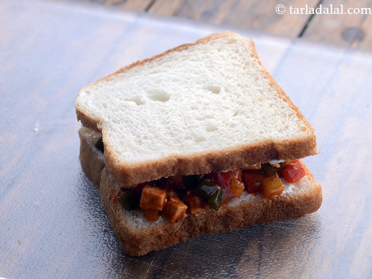 स्टेप 16 – दूसरी सार क्रीम वाली स्लाइस नीचे की तरफ मोडकर उस …