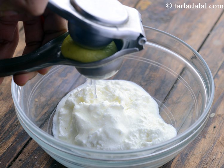 स्टेप 3 – नींबू का रस डालें।