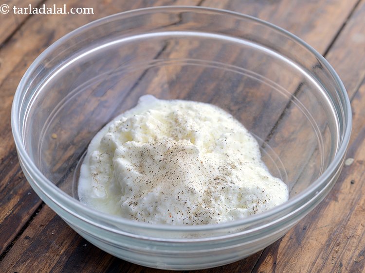 स्टेप 4 – स्वाद अनुसार नमक और ताजी पिसी काली मिर्च से सीज़न …