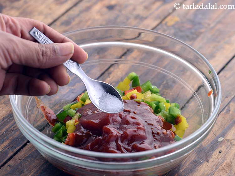 स्टेप 9 – थोड़ा नमक छिड़कें। शेज़वान सॉस और टोमेटो केचप दोनों में …