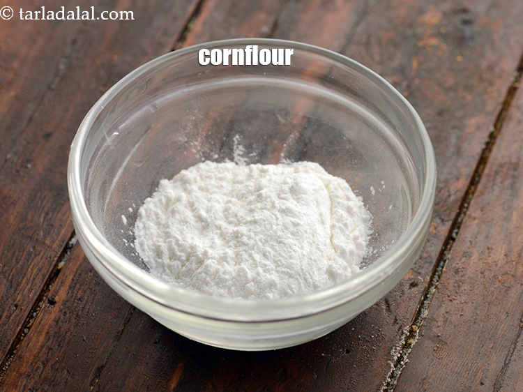 स्टेप 9 – <strong>शेज़वान सॉस</strong> को गाढ़ा करने के लिए एक कटोरे में …