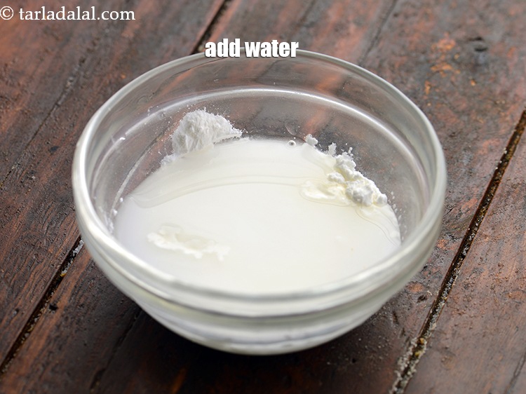 स्टेप 10 – लगभग २ टेबल-स्पून पानी डालें।