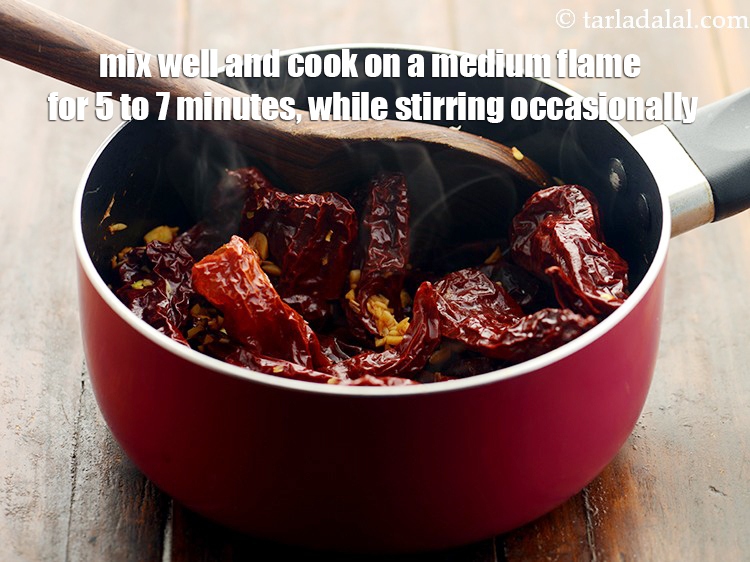 स्टेप 5 – अच्छी तरह मिला लें और मध्यम आँच पर बीच-बीच में …