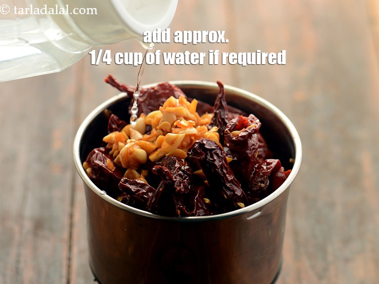 स्टेप 7 – लगभग १/४ कप पानी डालें, यदि आवश्यक हो तो।