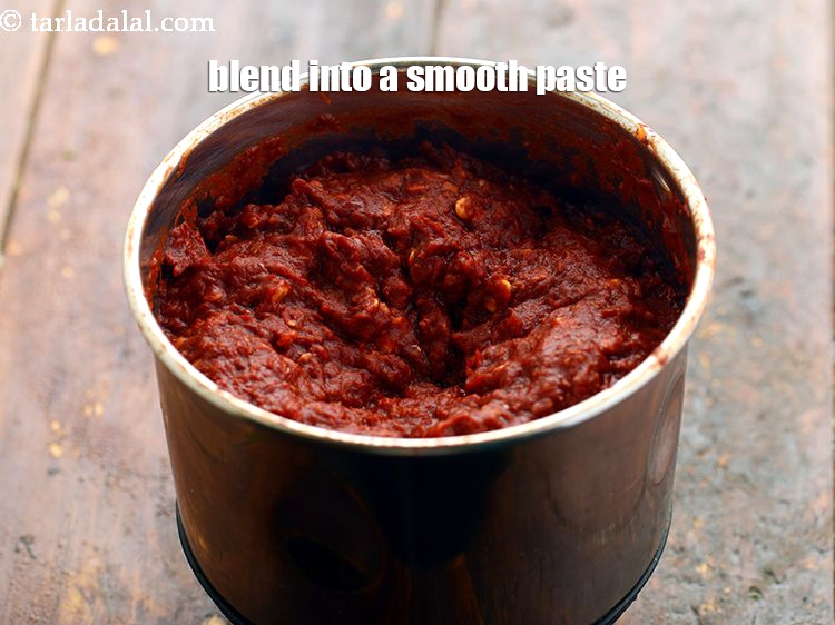 स्टेप 8 – मिक्सर में पीसकर मुलायम पेस्ट बना लें और एक तरफ …