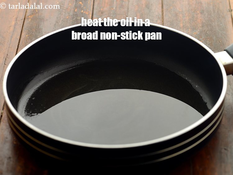 स्टेप 13 – <strong>शेज़वान सॉस</strong> बनाने के लिए, एक चौड़े नॉन-स्टिक पॅन में …