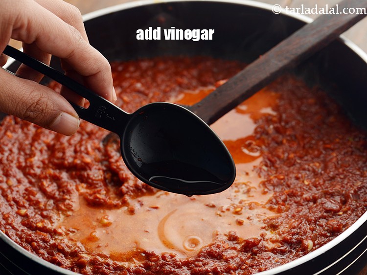 स्टेप 22 – सिरका डालें। यदि उपलब्ध न हो तो नींबू के रस …