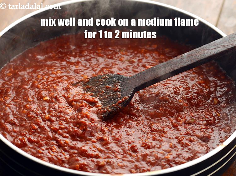 स्टेप 24 – अच्छी तरह मिला लें और मध्यम आँच पर लगातार हिलाते …