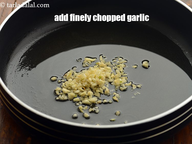 स्टेप 14 – लहसुन डालें।