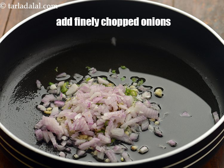 स्टेप 16 – प्याज़ डालें। <strong>शेज़वान सॉस</strong> की एक बेहतरीन स्थिरता पाने के …