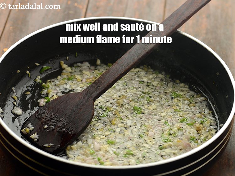 स्टेप 17 – अच्छी तरह मिला लें और मध्यम आँच पर १ मिनट …