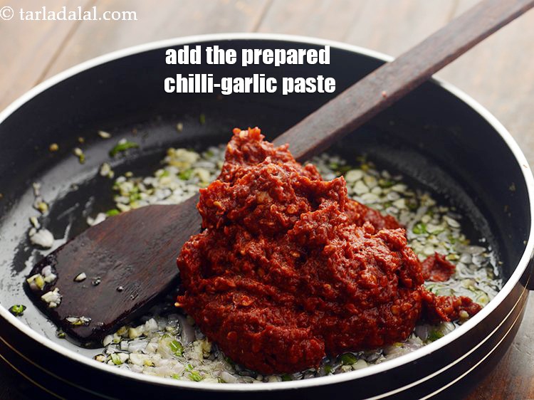 स्टेप 18 – तैयार मिर्च-लहसुन का पेस्ट डालें।