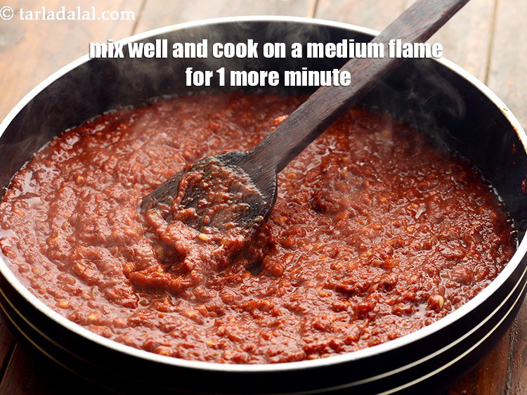 स्टेप 20 – अच्छी तरह मिला लें और मध्यम आँच पर बीच-बीच में …