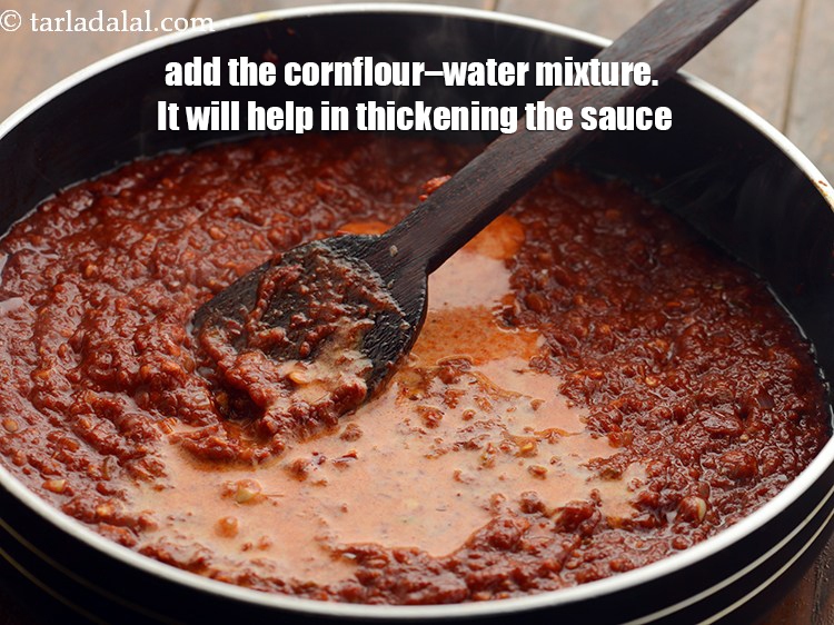 स्टेप 21 – कॉर्नफ्लोर-पानी का मिश्रण डालें। यह सॉस को गाढ़ा करने में …