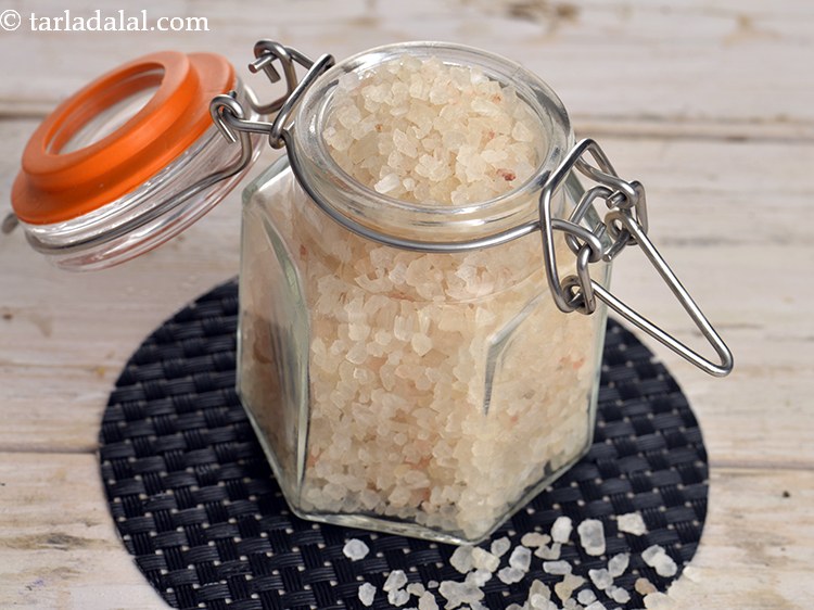 स्टेप 33 – १/२ टी-स्पून <a href=""https://www.tarladalal.com/glossary-sea-salt-khada-namak-hindi-421i"">समुद्री नमक (खाडा नमक)</a> डालें।