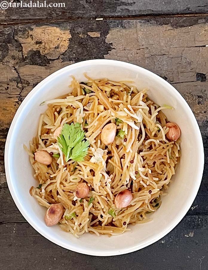 स्टेप 24 – मूंगफली दाने और धनिया से सजाकर <strong>सेवई उपमा</strong> को | …