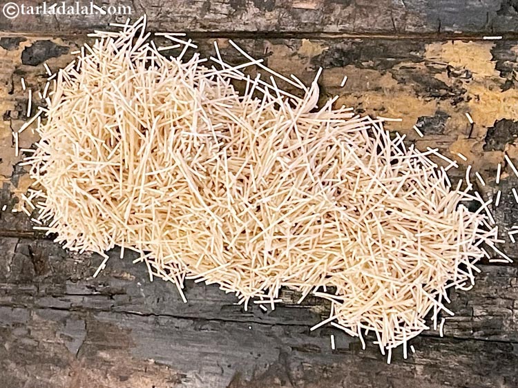 स्टेप 2 – गेहूं की सेंवई कुछ इस तरह दिखती है। हमने अनरोस्टेड …