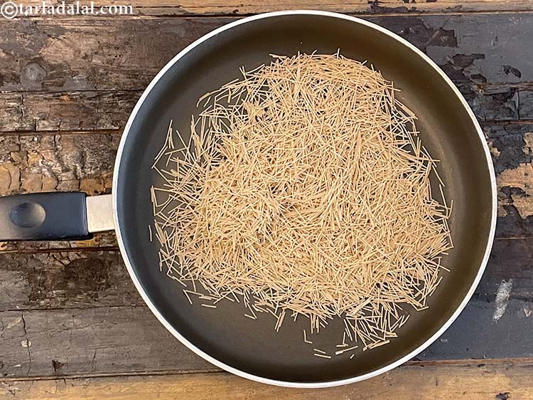 स्टेप 3 – एक नॉन स्टिक पैन में १ कप गेहूं की सेंवई …