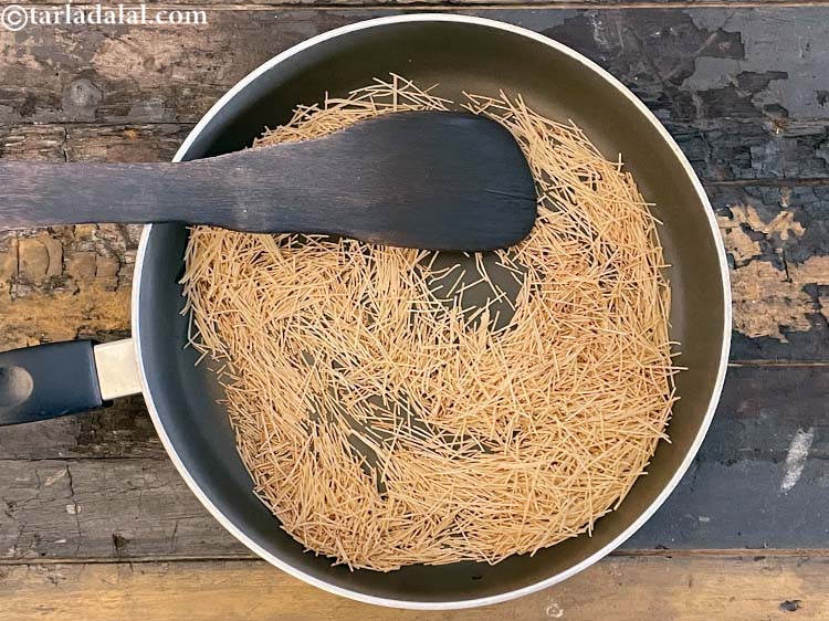 स्टेप 4 – सेंवई को ३ मिनट के लिए भूनें और सुनिश्चित करे …