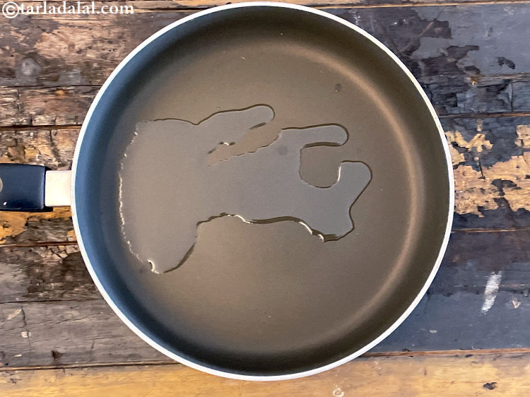 स्टेप 5 – <strong>सेवई उपमा</strong> बनाने के लिए, एक कढ़ाई में १ टेबलस्पून …